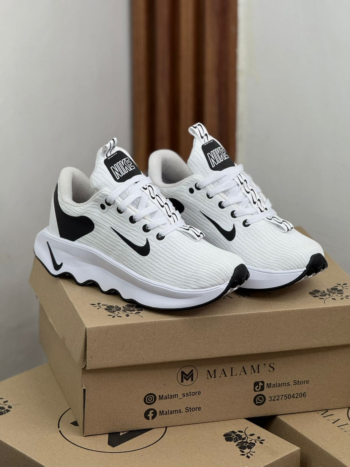 NIKE MOTIVA