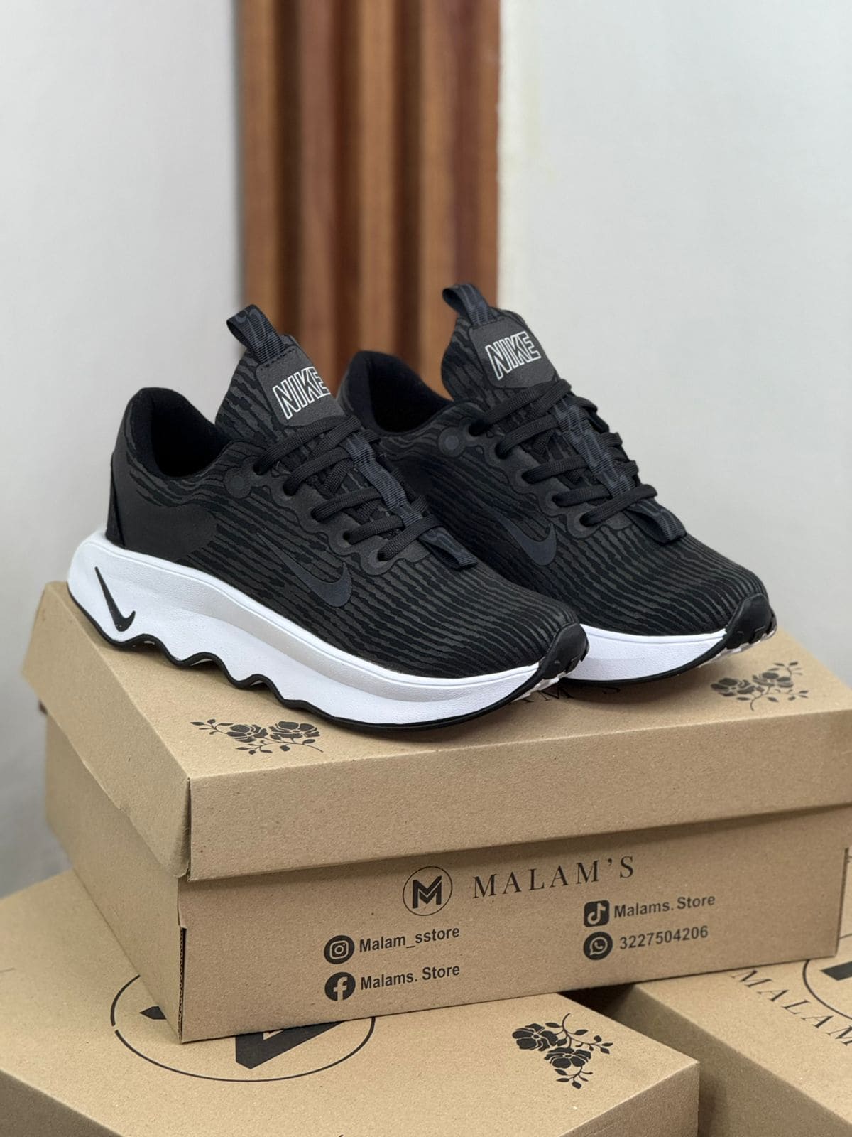 NIKE MOTIVA