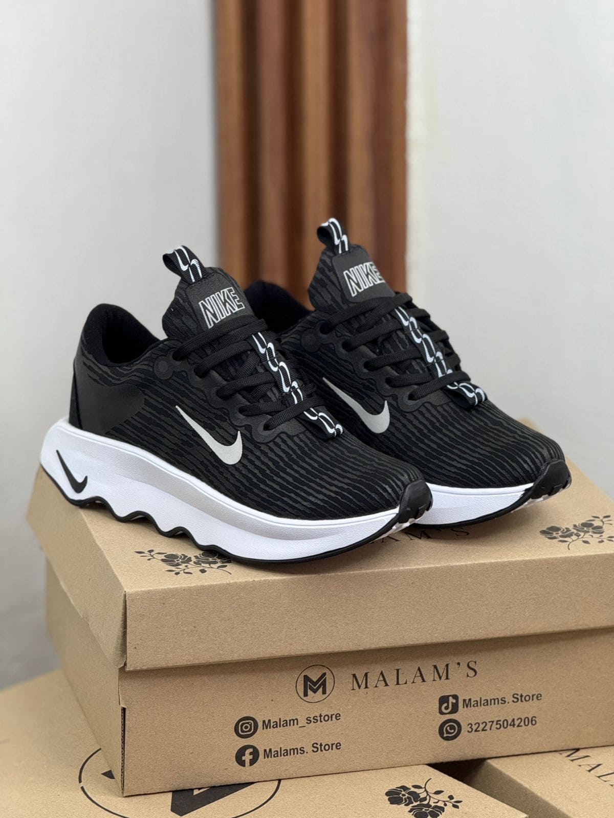 NIKE MOTIVA