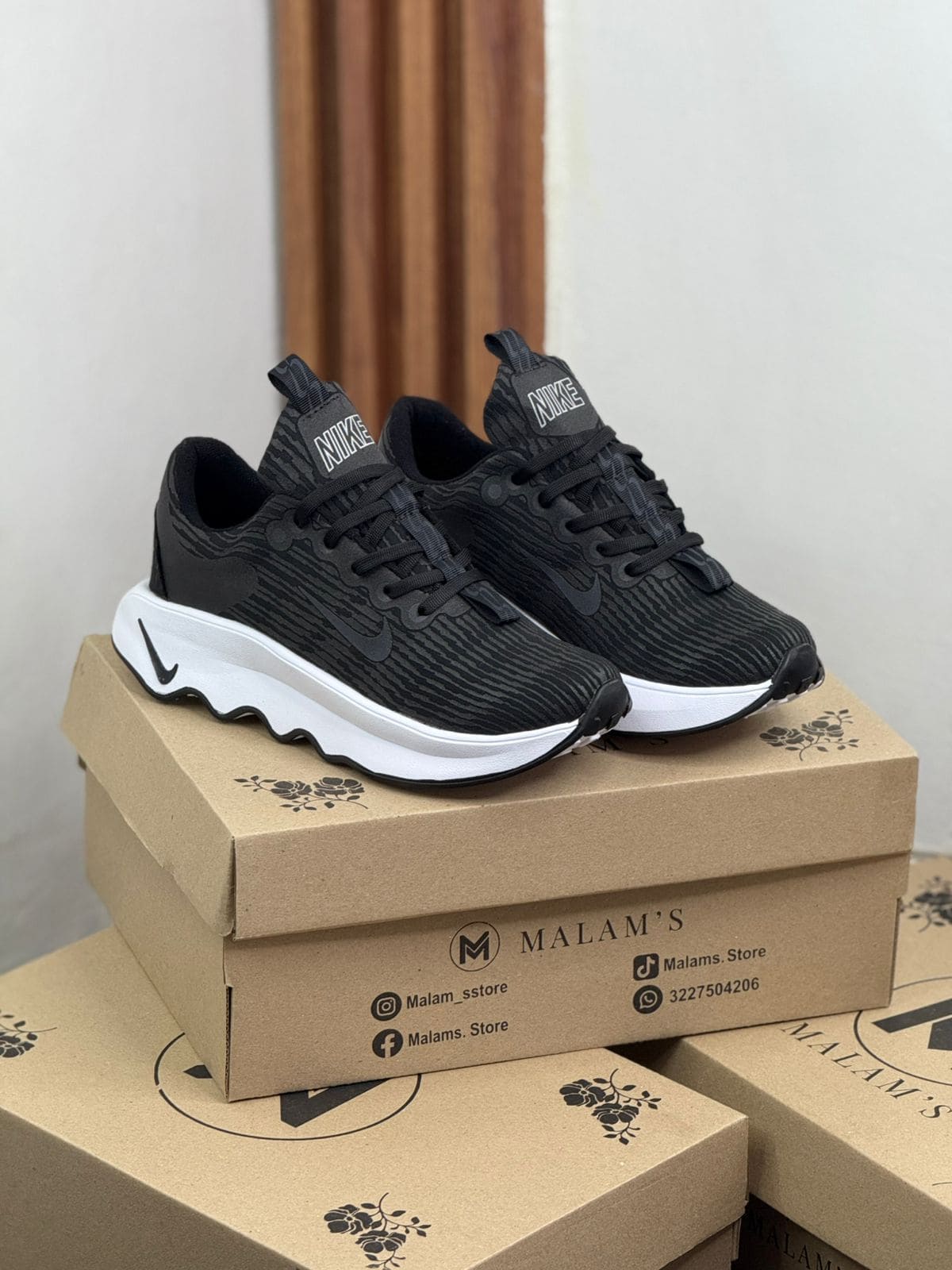 NIKE MOTIVA